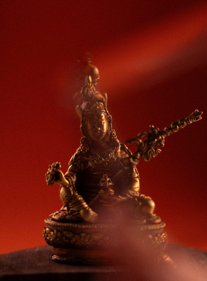 Estatua de Guru Rinpoche dorada