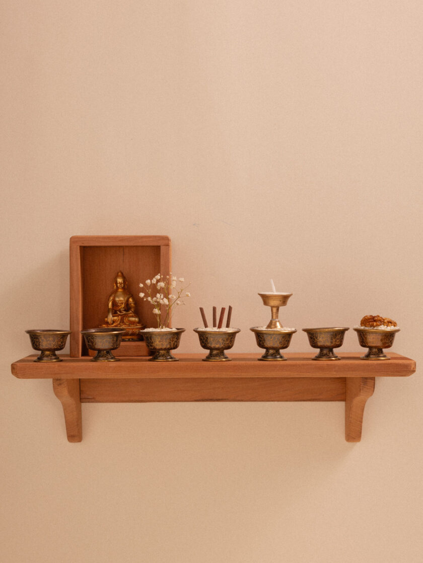 Altar de cedro rojo con capilla portátil