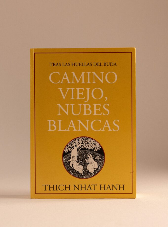 Camino viejo, nubes blancas