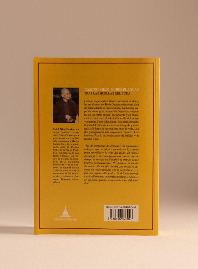 Camino viejo, nubes blancas