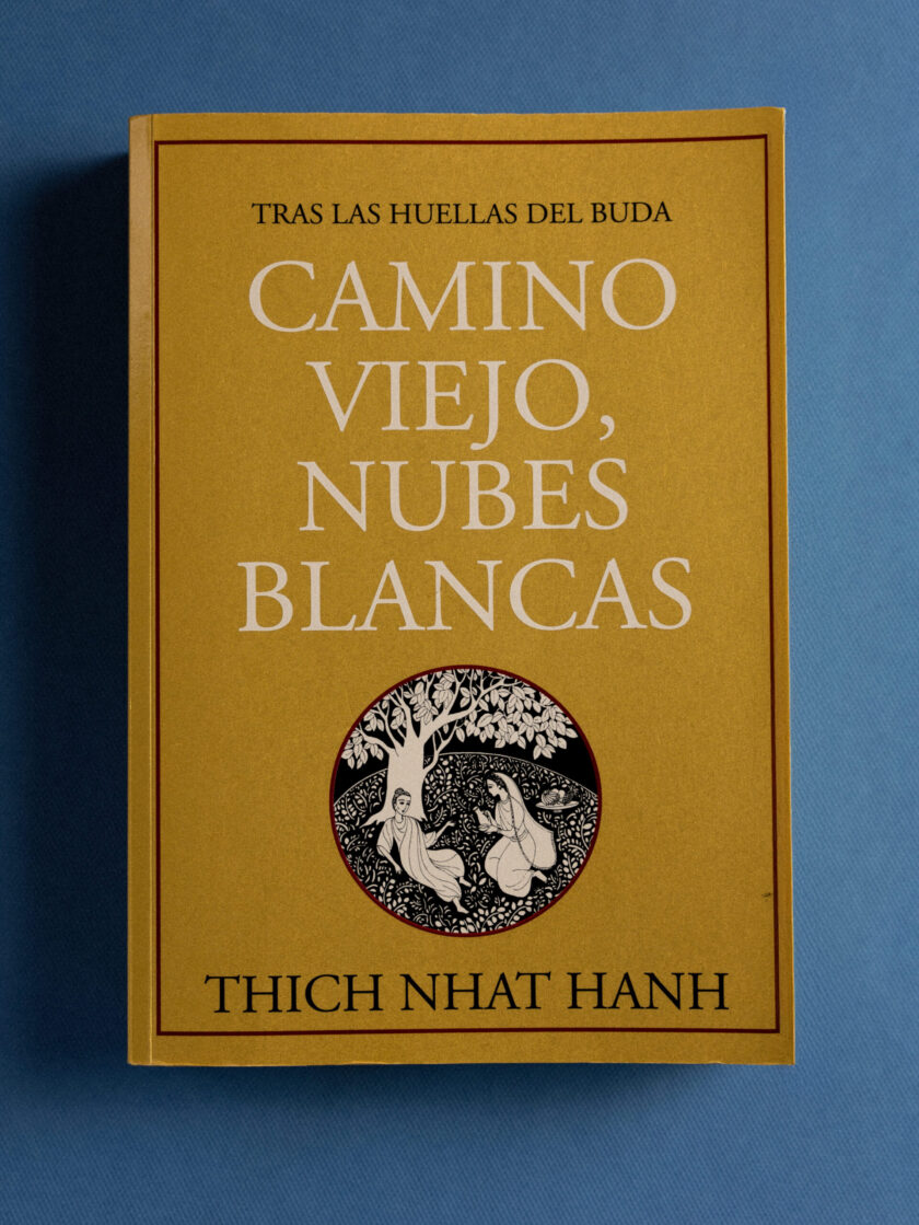 Camino viejo, nubes blancas