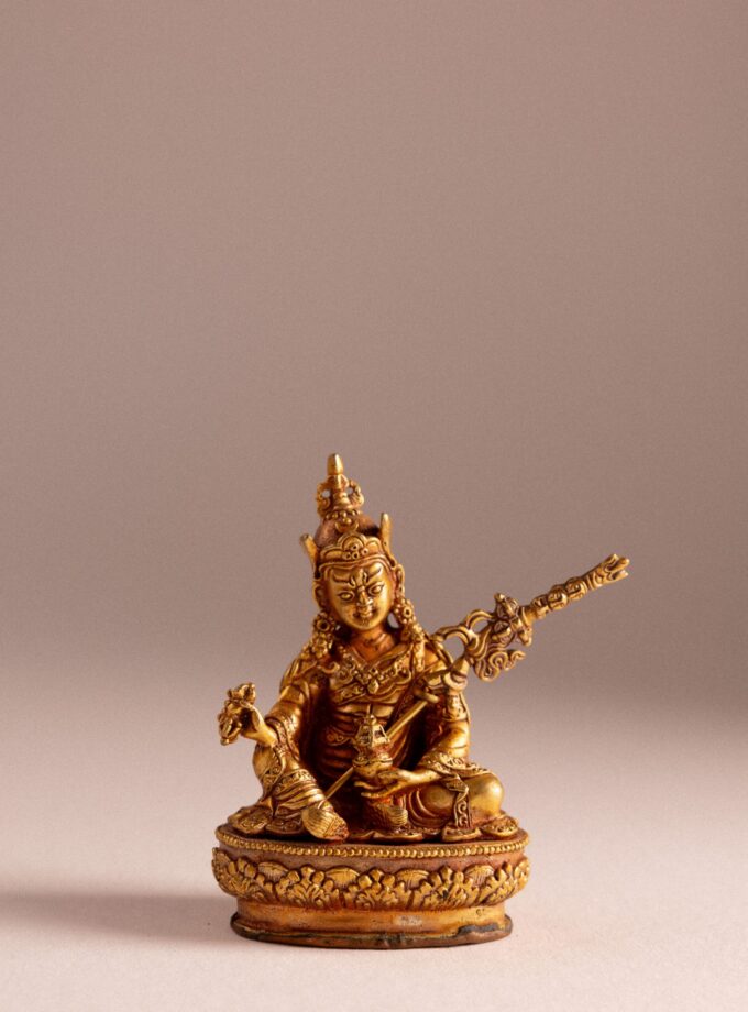 Estatua de Guru Rinpoche dorada