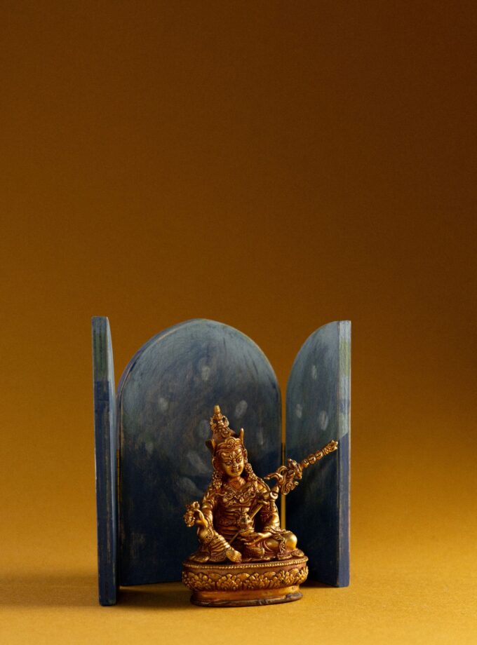 Estatua de Guru Rinpoche dorada