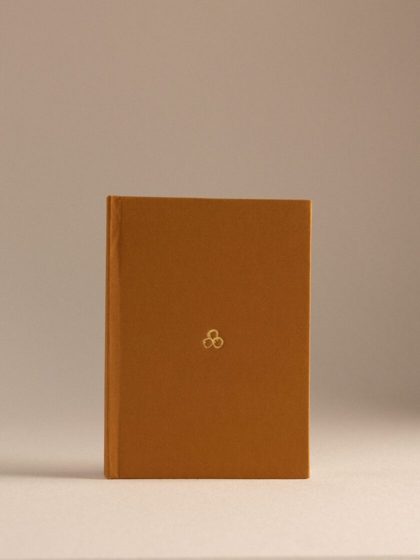 Libreta marrón “tres joyas”