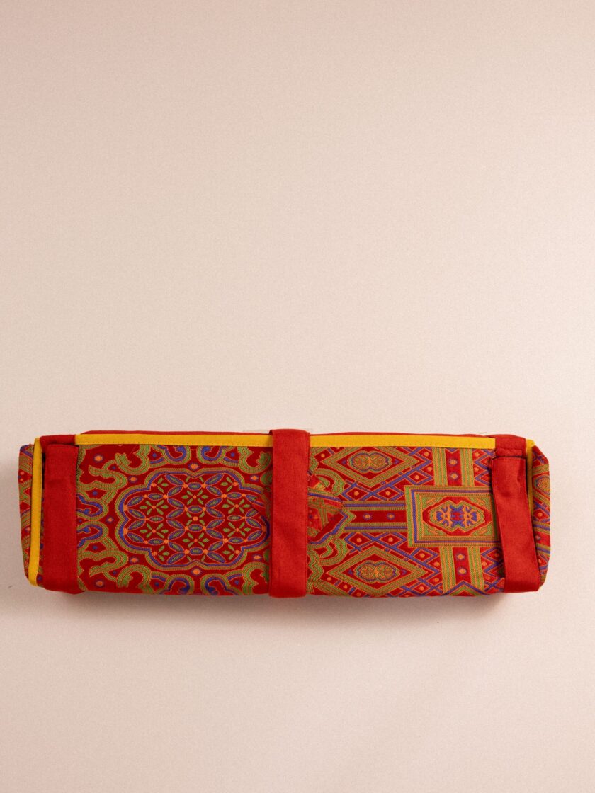 Portasadhanas cenefa roja